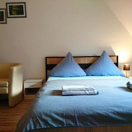 Nest City - Not A Hotel, Private Room With Shared Showers, No Parking, Breakfast, Or Kitchen, Towels Available For A Fee, Check-In 4 Pm To 11 Pm 康斯坦茨 外观 照片