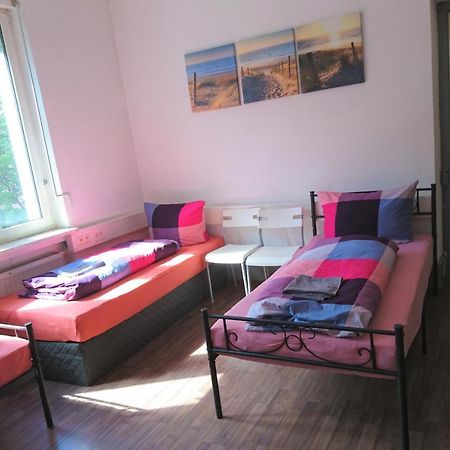 Nest City - Not A Hotel, Private Room With Shared Showers, No Parking, Breakfast, Or Kitchen, Towels Available For A Fee, Check-In 4 Pm To 11 Pm 康斯坦茨 外观 照片