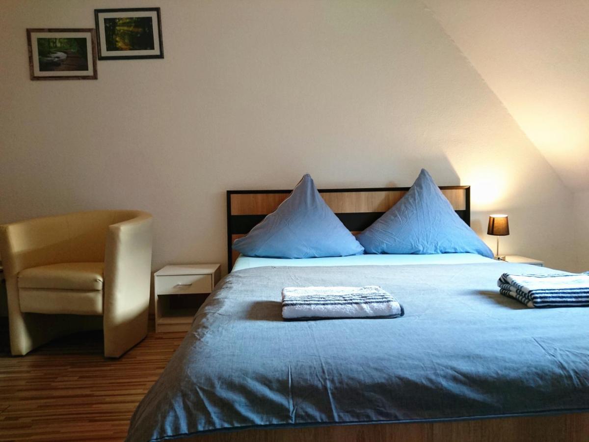 Nest City - Not A Hotel, Private Room With Shared Showers, No Parking, Breakfast, Or Kitchen, Towels Available For A Fee, Check-In 4 Pm To 11 Pm 康斯坦茨 外观 照片