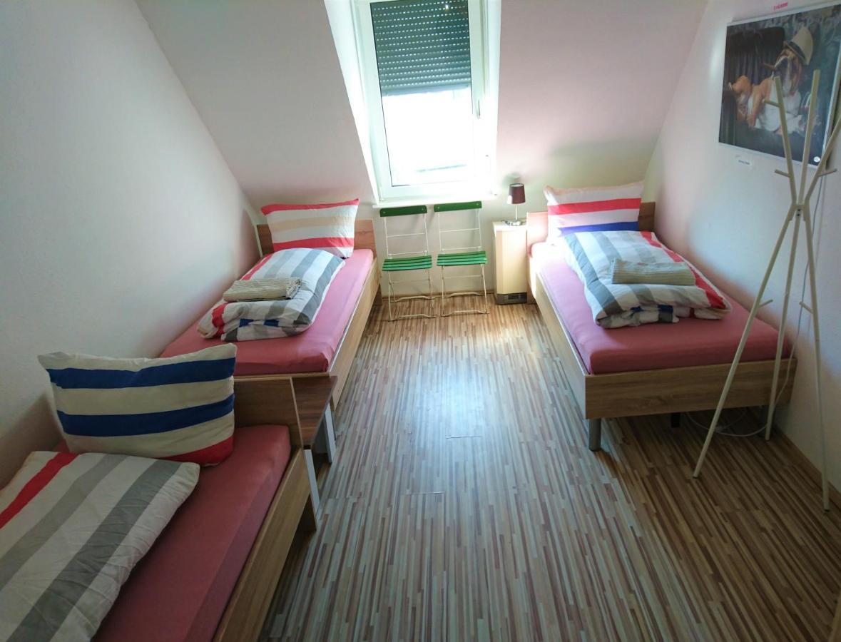 Nest City - Not A Hotel, Private Room With Shared Showers, No Parking, Breakfast, Or Kitchen, Towels Available For A Fee, Check-In 4 Pm To 11 Pm 康斯坦茨 外观 照片