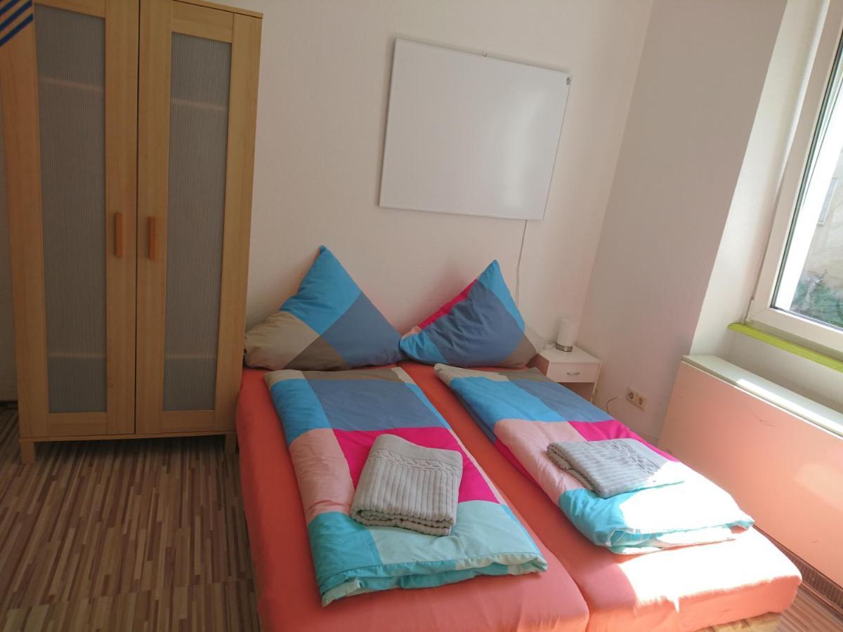Nest City - Not A Hotel, Private Room With Shared Showers, No Parking, Breakfast, Or Kitchen, Towels Available For A Fee, Check-In 4 Pm To 11 Pm 康斯坦茨 外观 照片