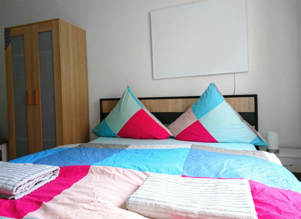 Nest City - Not A Hotel, Private Room With Shared Showers, No Parking, Breakfast, Or Kitchen, Towels Available For A Fee, Check-In 4 Pm To 11 Pm 康斯坦茨 外观 照片